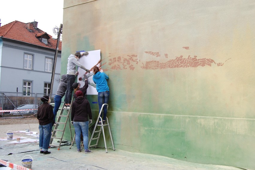 Nowy Sącz. Uczniowie tworzą mural z Mgr Morsem. Zwycięski projekt uczennicy powstaje na murach ekonoma [ZDJĘCIA]