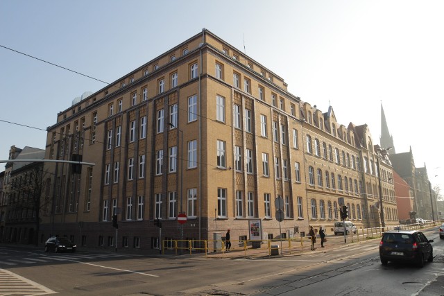 Budynek Śląskiego Uniwersytetu Medycznego w Bytomiu odzyskał należny blask. Gmach jest już po modernizacji. Zobacz zdjęcia >>> 