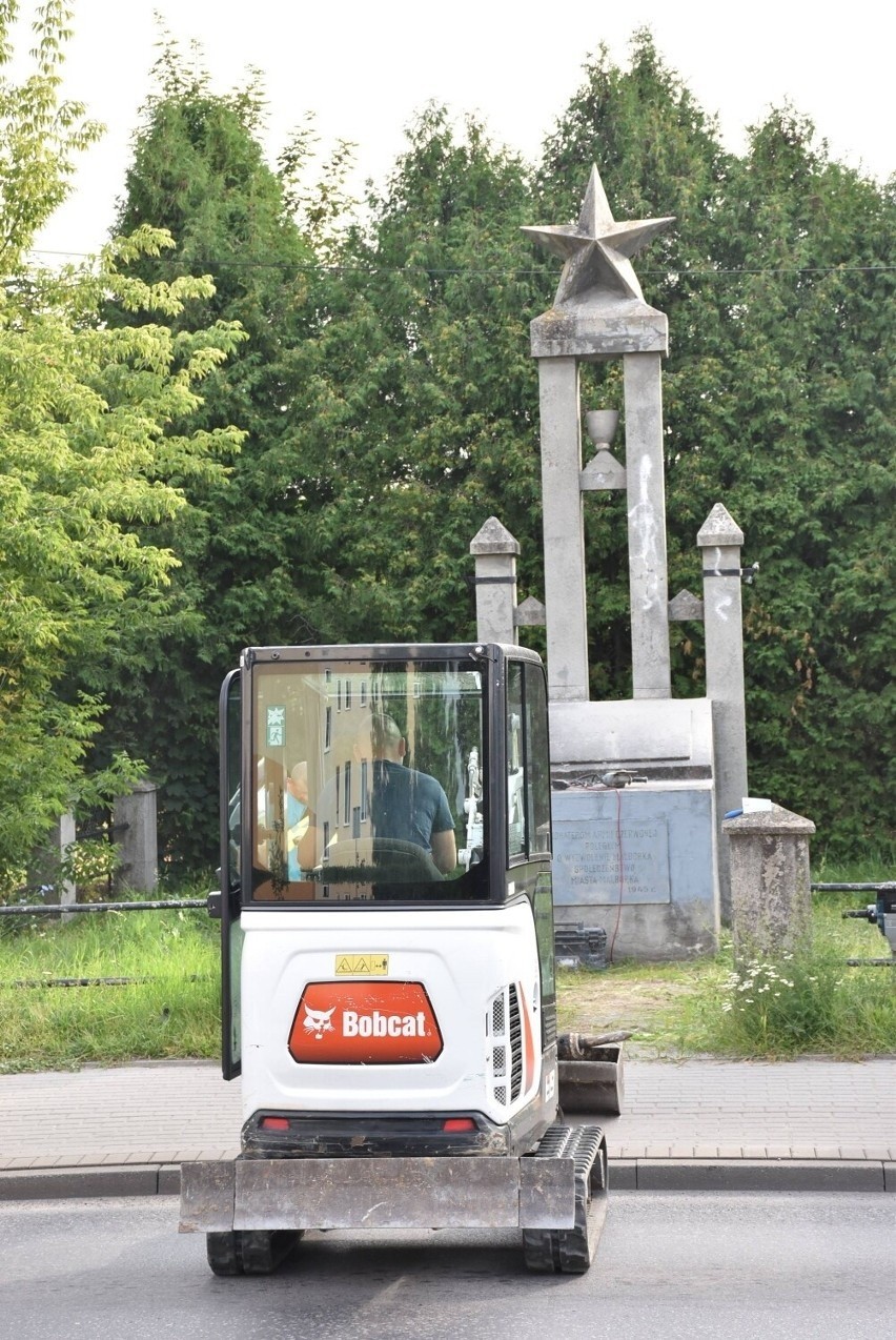 W Malborku znika pomnik Armii Czerwonej. Trwa rozbiórka pomnika radzieckiego wojska. Wideo