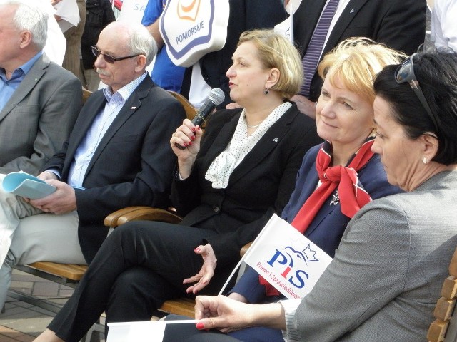 Na prawyborach w Chojnicach gościliśmy tych, którzy zdobyli mandat w parlamencie europejskim -  z mikrofonem Anna Fotyga, obok Janusz Lewandowski