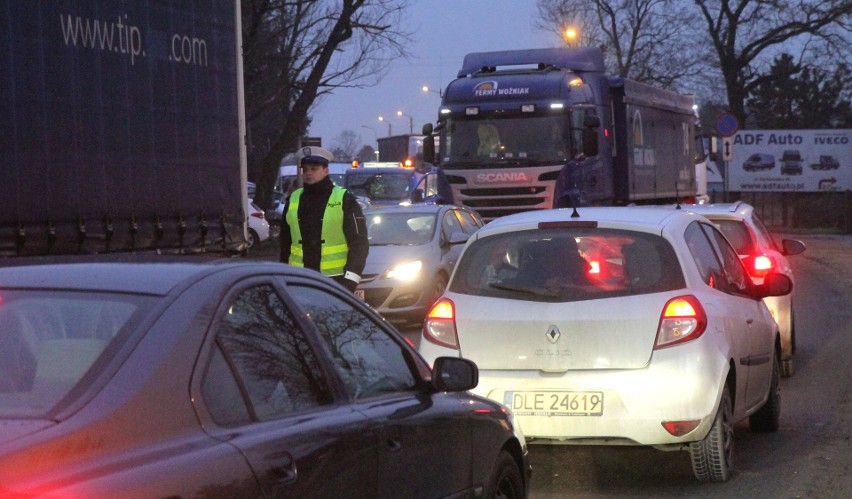 Czołowe zderzenie na Sułowskiej. Potężne korki w okolicy