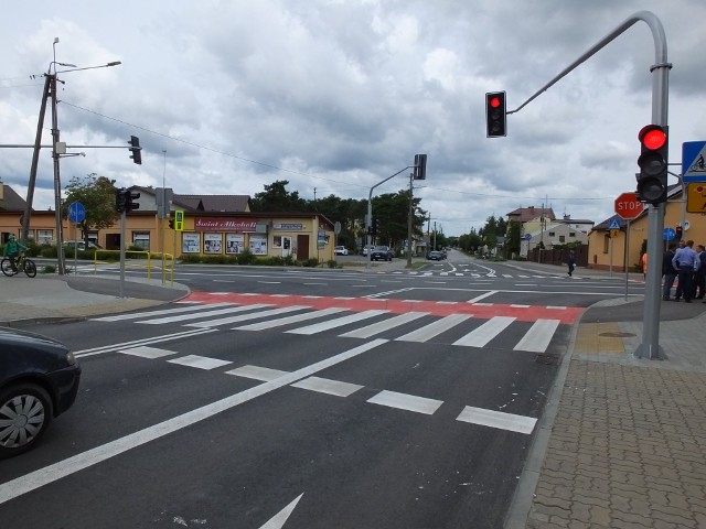 Na skrzyżowaniu ulic Rzemieślniczej i Żeromskiego w Białobrzegach jest sygnalizacja świetlne i pasy skrętu. Położono nową nakładkę asfaltową.