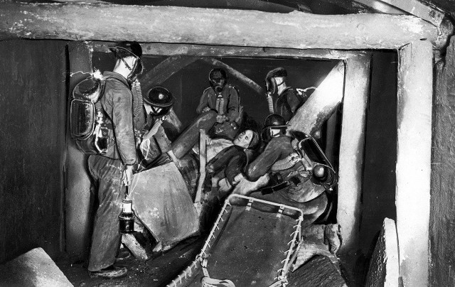 Fotografia przedstawia ratowanie górników w kopalni "Barbara" w Mikołowie. Zdjęcie zostało wykonane w 1930 roku.