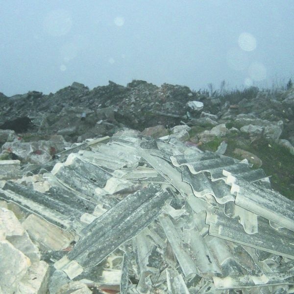 Takie nielegalnie wysypisko odpadów znajduje się na terenie łapskiej wsi Płonki Strumianki. Jego właściciel składował tam gruz, cegły, płyty chodnikowe. Leży tam nawet niebezpieczny azbest.