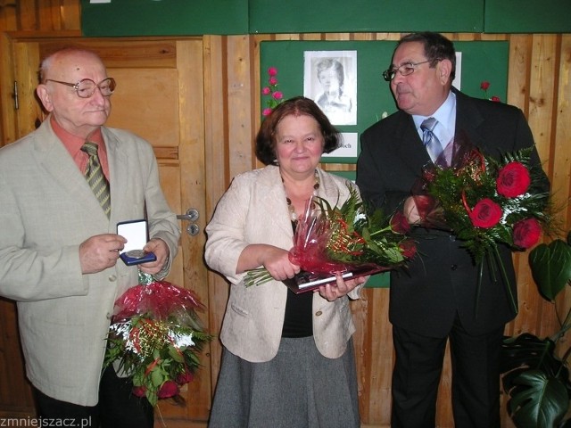 Od lewej Franciszek Tarczykowski, Zofia Pilarz i Marek Galiński otrzymali jedyne w powiecie goleniowskim medale zasłużonych dla TON. W imieniu mamy odznaczenie odebrał syn Marii Galińskiej.