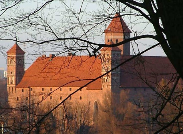Zamek w Lidzbarku Warmińskim jest potężną budowlą z suchą...
