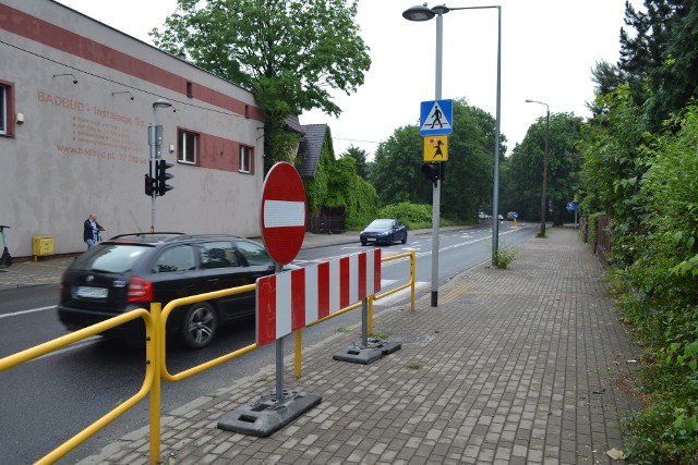 Przy skrzyżowaniu z Kościuszki stoi barierka na wypadek konieczności zamknięcia drogi w jednym kierunku.