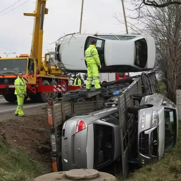 W sobotę wrak przewróconego tira wyciągnął z rowu dopiero specjalny dźwig. Akcja trwała prawie trzy godziny. Każdy samochód był oddzielnie zdejmowany z lawety.