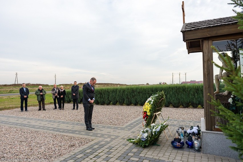 Tam, gdzie dziś stoi kapliczka i obelisk upamiętniający...