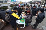 Akcja "Jedzenie Zamiast Bomb" w Kielcach. Rozdawali wegańskie posiłki dla bezdomnych [ZDJĘCIA, WIDEO]