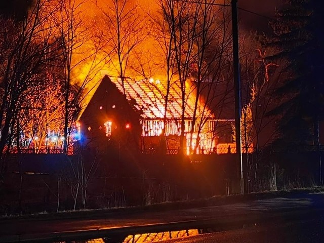 Do pożaru doszło w nocy ze środy na czwartek (2-3 lutego). Do jednostki w Krośnie Odrzańskim o godz. 22.37 wpłynęła informacja, że pali się budynek gospodarczy - stodoła na terenie jednej z posesji w Osiecznicy. - Na miejsce pożaru zadysponowano wiele jednostek OSP z powiatu krośnieńskiego. Działania zakończono około godz. 2.00 - informuje OSP Maszewo.Pożar był ogromny: łuna ognia widoczna była już z daleka. Stodoła paliła się jak pochodnia. Na miejscu oprócz strażaków i ochotników pojawił się też patrol policji oraz pogotowie energetyczne.