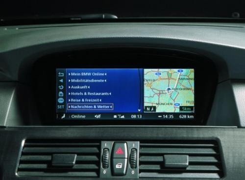 Fot. BMW: W samochodach luksusowych seryjnie montowane jest centum multimedialne z nawigacją satelitarną.