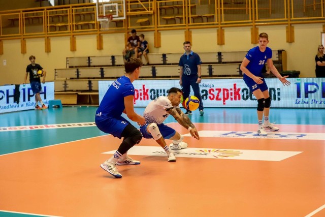 Siatkarze Ślepska Malow Suwałki na turnieju w Białymstoku przegrali gospodarzami i pokonali ekipę z Łotwy