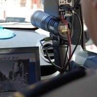 Nowym fotoradarem ełccy strażnicy miejscy będą robić zdjęcia pojazdom oddalonym od nich nawet o 800 m. Miernik prędkości zamocować można w samochodzie.