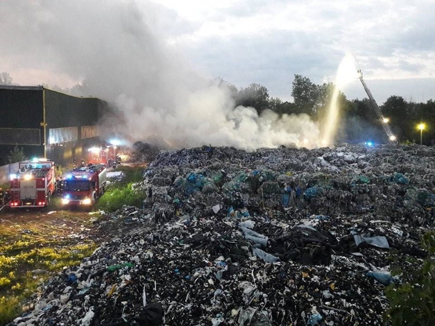 Skawina. Pożar wysypiska odpadów plastikowych. Wielki dym nad miastem