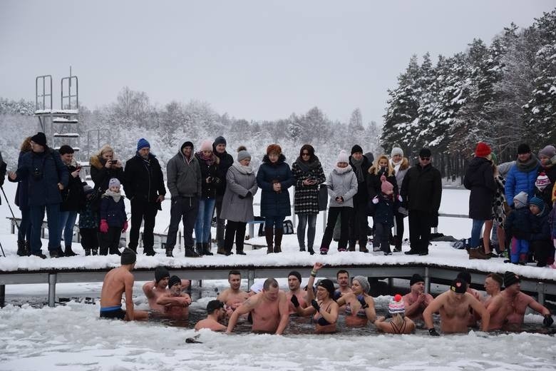 Coraz więcej ludzi morsuje. I dobrze, bo to dla zdrowia,...