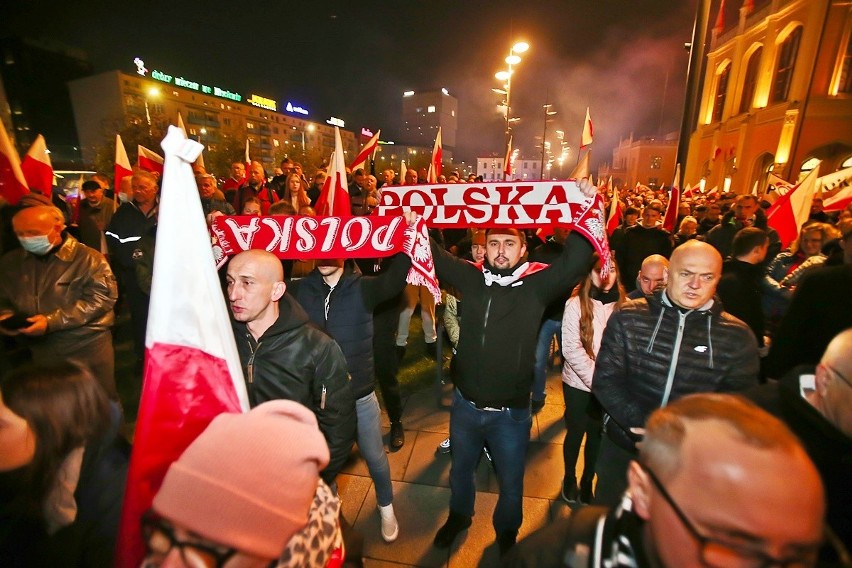 Marsz Polaków we Wrocławiu. Tłum przeszedł przez miasto...