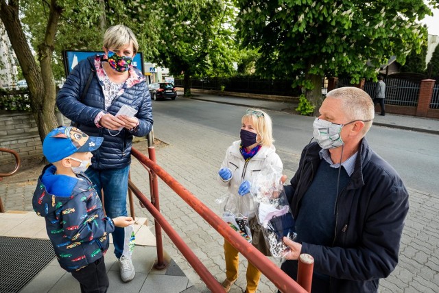 14.05.2020 bydgoszcz rada osiedla gorzyskowo rozdaje maseczka koronawirus nz: janina glogowska i jaroslaw zietara . fot: tomasz czachorowski/polska press