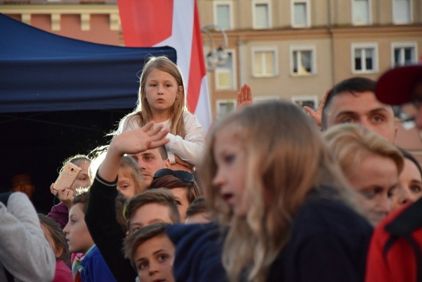 Częstochowa: Natalia Nykiel wystąpiła na dachu autobusu Red...