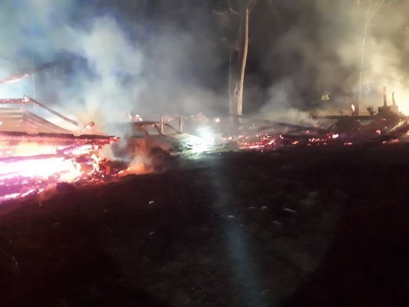 Nocny pożar na granicy powiatów nowosądeckiego i limanowskiego. Spłonęły budynki i pojazdy