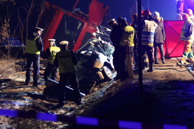 Na miejscu tragedii w Wiośnie. Trzy kobiety zginęły w wypadku,czwarta trafiła do szpitala. Lekarzom nie udało się uratowac jej życia