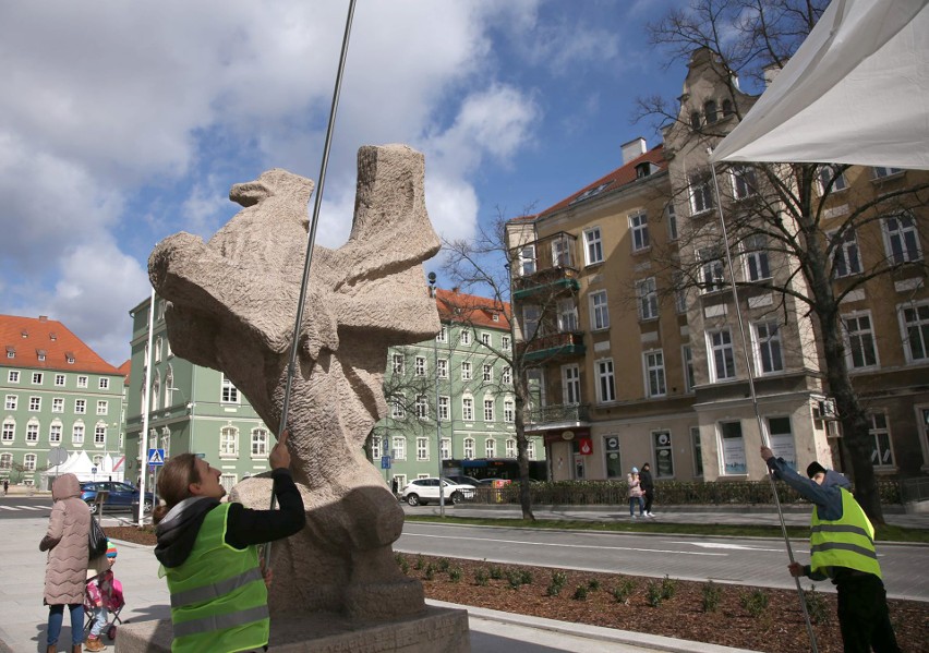 Szczeciński Gryf na al. Jana Pawła II opakowany. To gest solidarności z Ukrainą, w której chronią pomniki przed zniszczeniem ZDJĘCIA, WIDEO