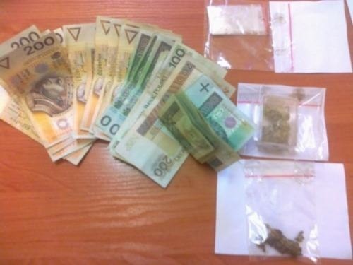 Policjanci znaleźli u 40-latka marihuanę i kokainę oraz precyzyjną wagę elektroniczną, a także prawie 5000 zł w gotówce.