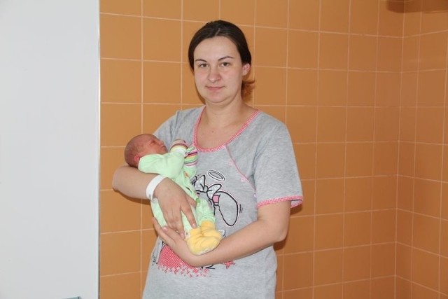 Nikodem Parzych, syn Jarosława i Ewy z Rzekunia urodził się 7 maja. Ważył 3230 g, mierzył 56 cm. Na zdjęciu z mamą