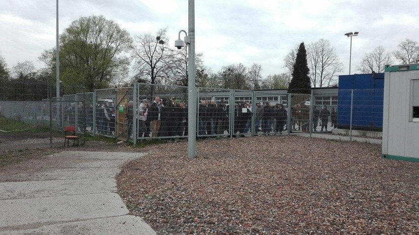 Burda przed stadionem w Zabrzu. Policja użyła granatów...