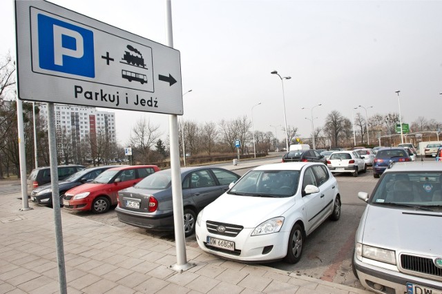 Park and Ride na Psim Polu - każdego ranka jest tu sporo samochodów