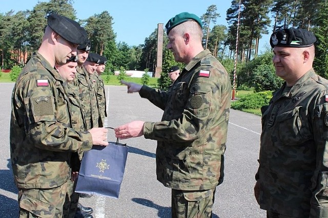 Zwycięzcy otrzymali nagrody, które wręczył im m.in. dowódca batalionu ppłk Rafał Miernik (z prawej)