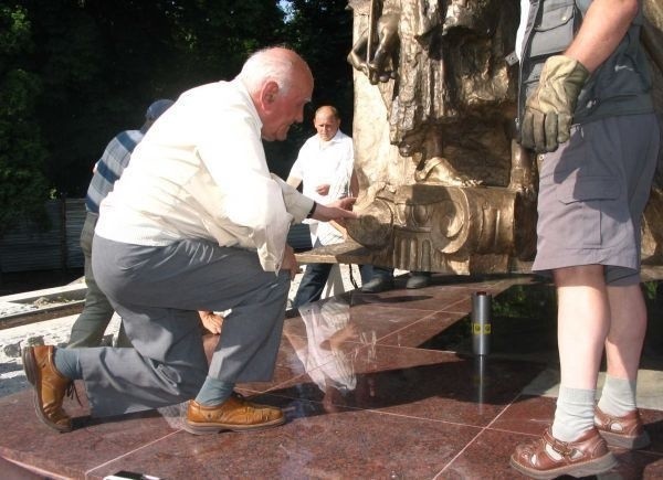 Tuż przed opuszczeniem rzeźby przez dźwig Aleksander Sawicki...