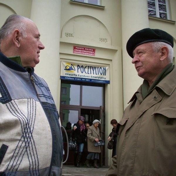 Tadeusz Plaskota (z lewej) i Andrzej Szczypkowski przed frontem budynku poczty, gdzie nad wejściem widniał orzeł piastowski.