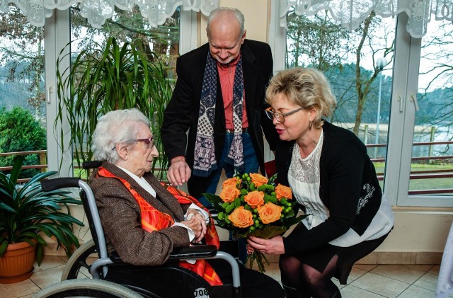 Pani Alfredzie Tasarek, w obecności syna, pięknego wieku 106 lat gratulowała kierownik Urzędu Stanu Cywilnego w Bydgoszczy, Iwona Gassowska.