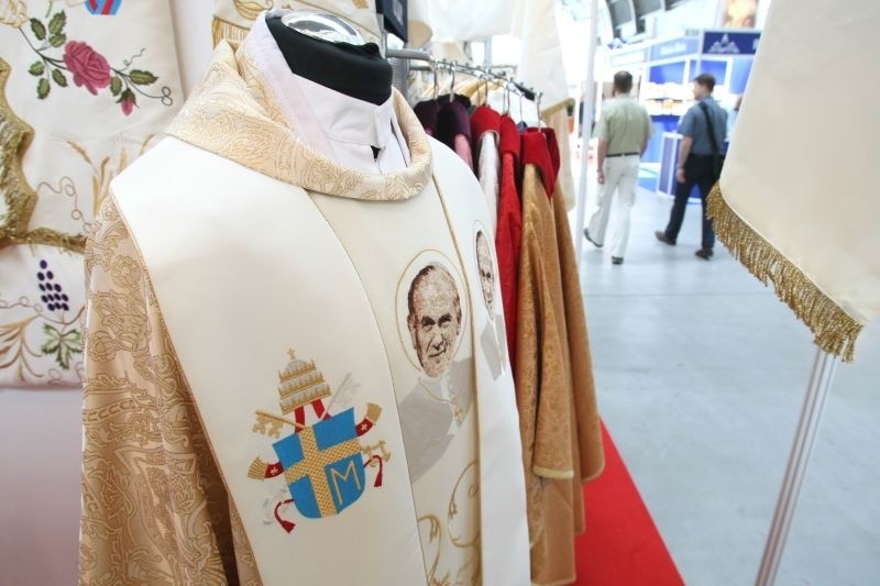 Jan Paweł II w różnych formach trafił na ornaty.