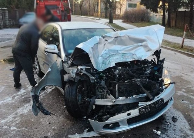 Do zdarzenia doszło dziś w środę kilka minut przed godz. 8.00. Oficer dyżurny gołdapskiej policji otrzymał zgłoszenie o zdarzeniu drogowym które miało miejsce na ul. 1-go Maja w Gołdapi. Jak się okazało doszło tam do zderzenia mercedesa z autobusem szkolnym.