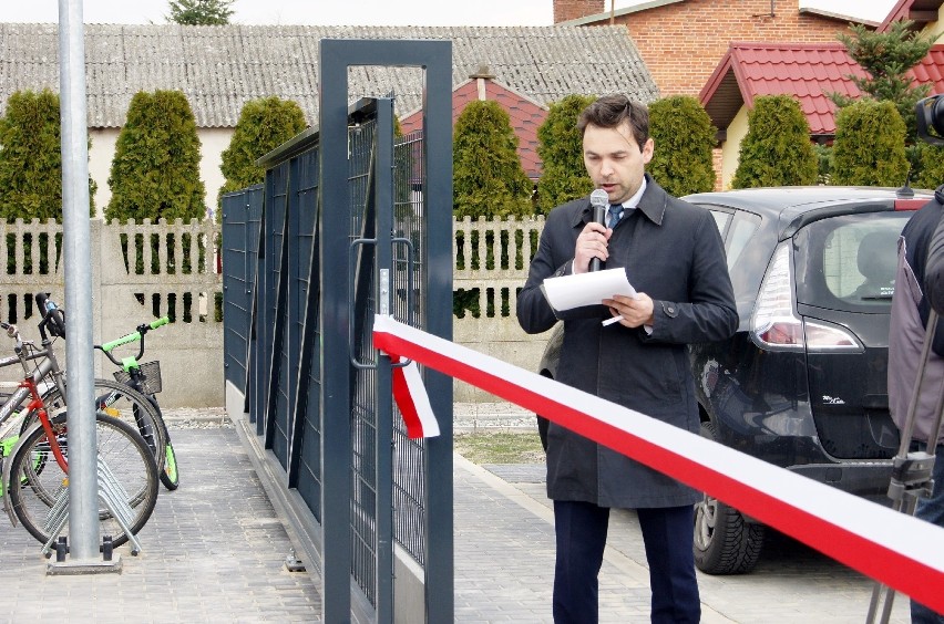 W Gniewoszowie otwarto nowe targowisko „Mój Rynek”.