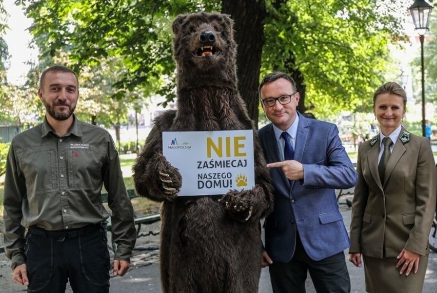 Kraków. Niedźwiedź brunatny z Tatr apeluje na Plantach: „Nie zaśmiecaj naszego domu”