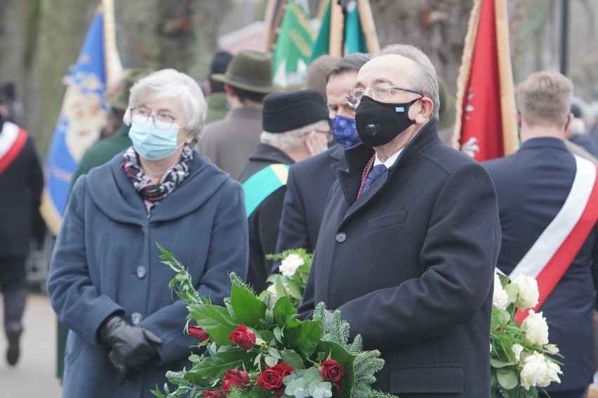 Adrian Napierała ukończył studia prawnicze na Uniwersytecie...