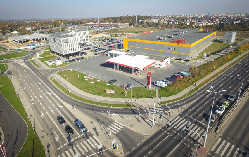 Park handlowy na Węglinie. Decathlon rośnie i szuka ludzi do pracy (ZDJĘCIA Z DRONA) 