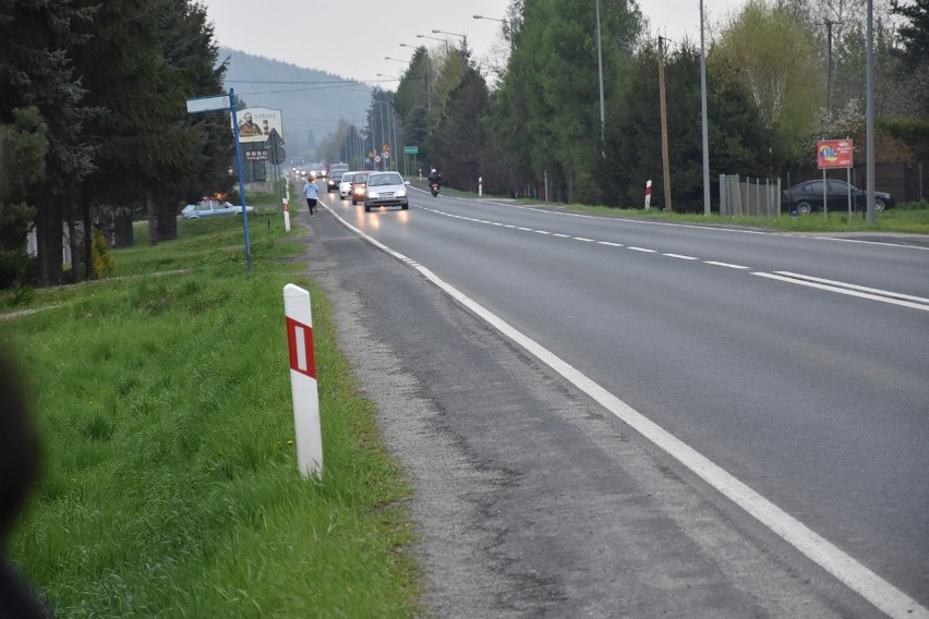 Gorlice. Mieszkańcy z ulicy Bieckiej przy wylotówce od lat proszą o chodnik. Z trudem udaje się im przejść do sklepu, szkoły, na przystanek