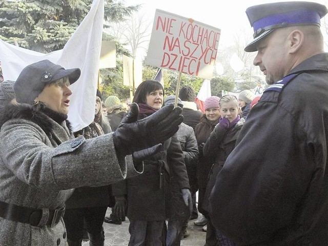 Kobiety zebrane przed urzędem prosiły podinspektora Janusza Raszczuka, by sprawdził, czy ktoś wyjdzie i porozmawia z nimi
