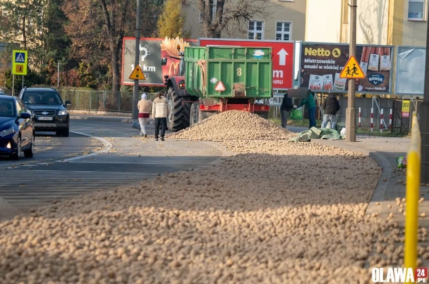 Ziemniaki wysypały się na jezdnię w Oławie 4.12.2022