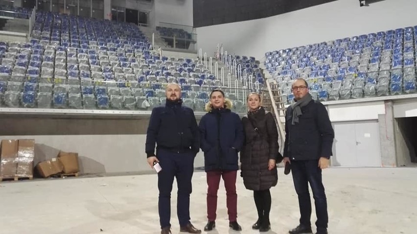 Radni na placu budowy hali i stadionu przy ulicy Struga w Radomiu . Jak miasto dba o majątek? Klimatyzatory pod gołym niebem