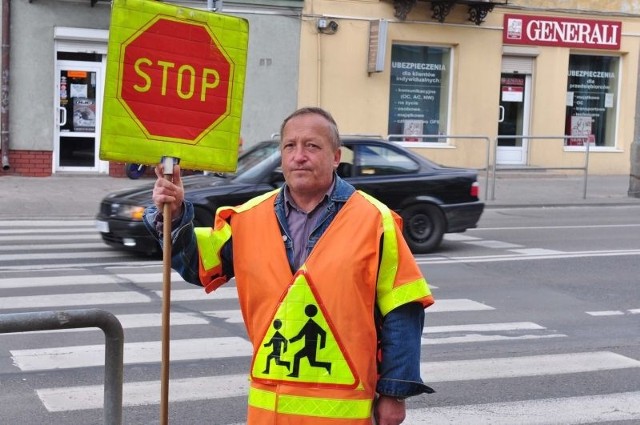 - Tutaj nadal jest niebezpiecznie. Ostatnio o mały włos nie zostałem potrącony, gdy przeprowadzałem ludzi na drugą stronę jezdni &#8211; opowiada Henryk Pawlak, "mikołaj&#8221; pomagający przejść przez ulicę Słowackiego.