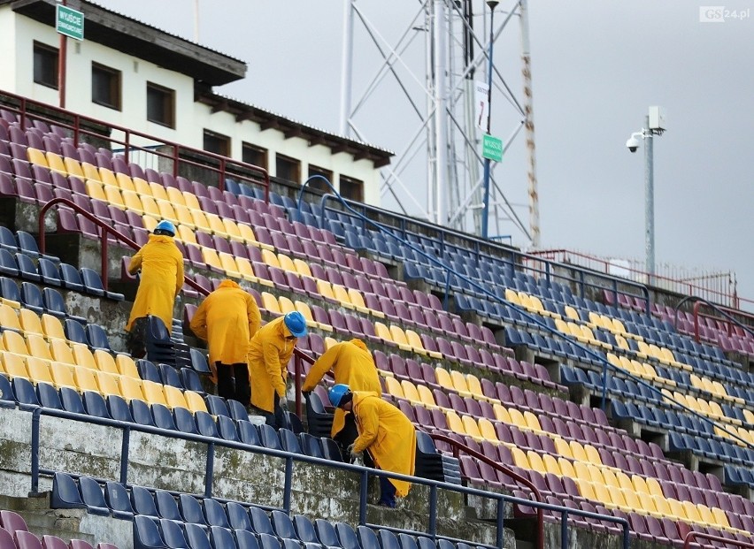Przygotowania stadionu przy ul. Twardowskiego w Szczecinie do niedzielnego meczu są już na finiszu 