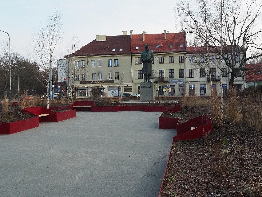 Kończy się przebudowa placu Reymonta w Łodzi. Są już ławki, nowe rośliny. Zobaczcie ZDJĘCIA