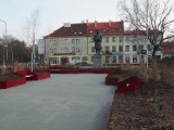Kończy się przebudowa placu Reymonta w Łodzi. Są już ławki, nowe rośliny. Zobaczcie ZDJĘCIA