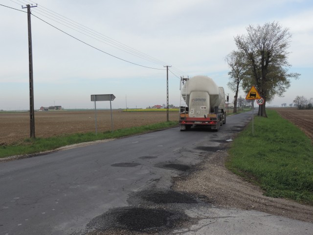 Droga Strzelno-Pakość jest w fatalnym stanie. Jej remont ma się zakończyć do 2019 roku, nie będzie jednak chodników.