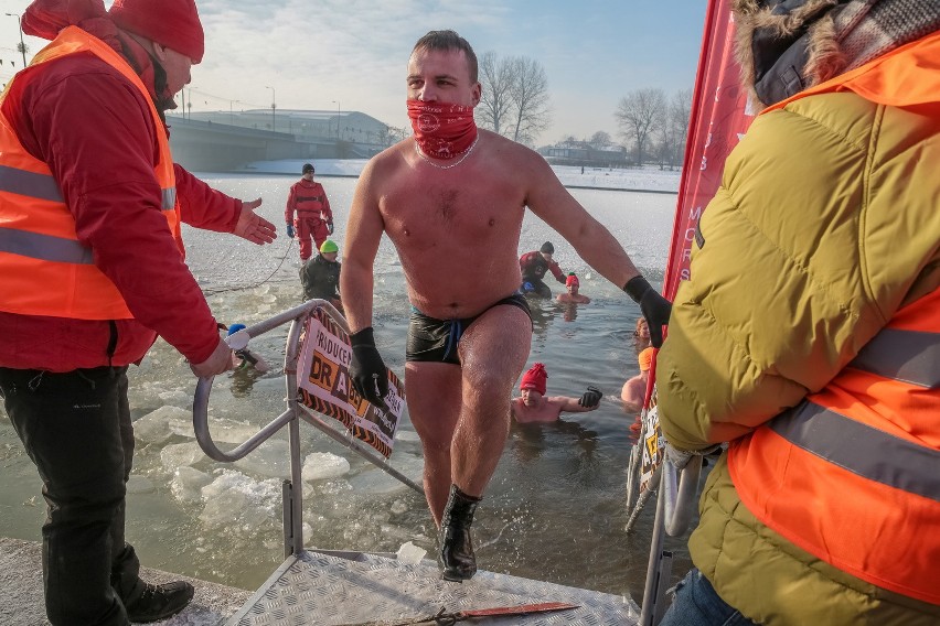 Kraków. Kąpiel w Wiśle w gigantycznym mrozie [ZDJĘCIA, WIDEO]